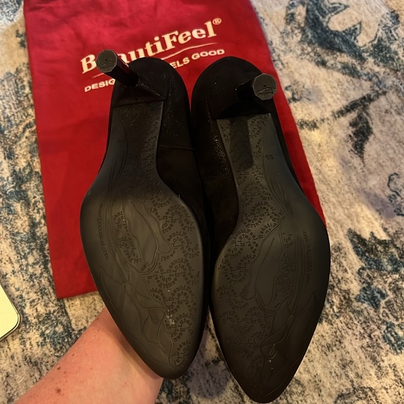 BeautiFeel Black Scalloped Heels - Picture 6 of 8